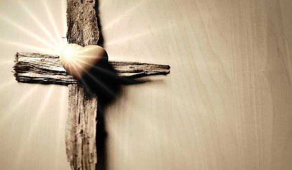 Quelle: Pixabay, Congerdesign, https://pixabay.com/de/photos/kreuz-herz-jesus-christus-symbol-4471977/ Kreuz mit einem Herz