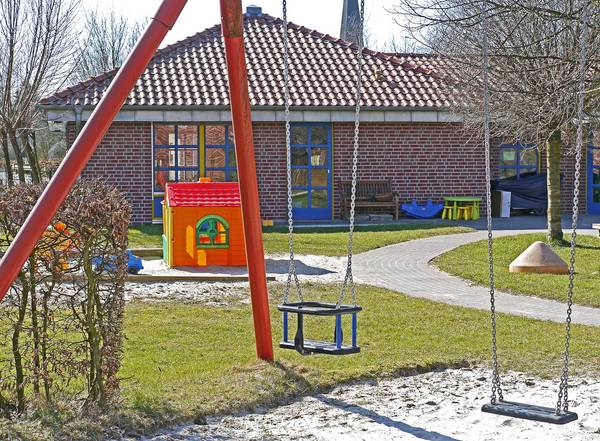 Quelle: pixabay.de / hpgruesen, https://pixabay.com/de/photos/kindergarten-spielwiese-schaukel-1322559/ Kindergarten